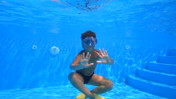 Chlapec ponor v bazénu — Stock video