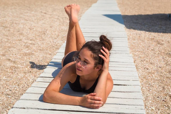 Schönes Mädchen am Strand liegend — Stockfoto