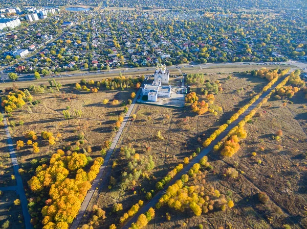 Luchtfoto naar woonwijk en orthodoxe kerk in Kharkiv, — Stockfoto