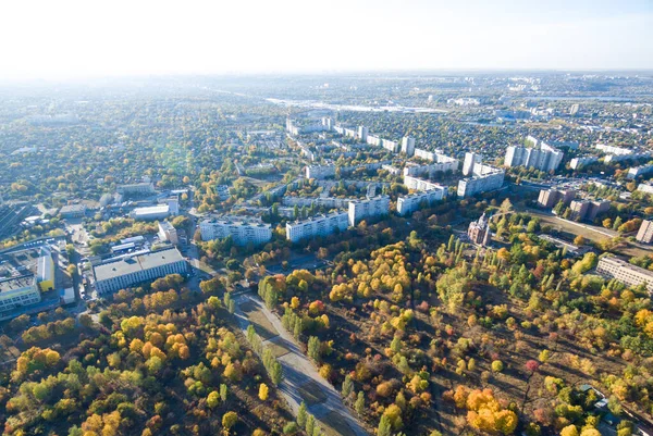 Ukrayna 'nın Kharkiv kentindeki yerleşim bölgesine hava görüntüsü ve park — Stok fotoğraf