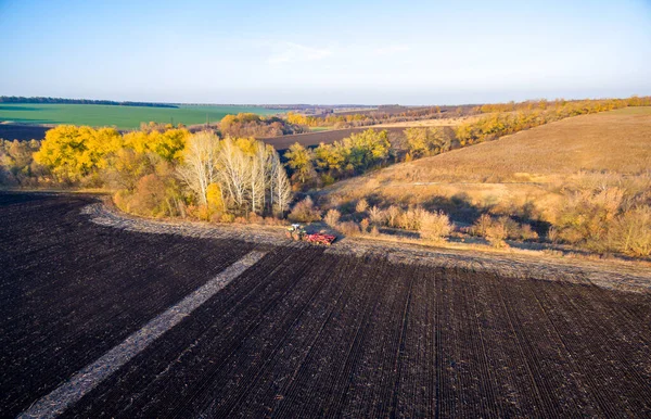 Vista aérea para o campo com máquina agrícola de trabalho — Fotografia de Stock