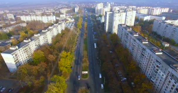 Herfst luchtfoto uitzicht op woonwijk en laan in Kharkiv — Stockvideo