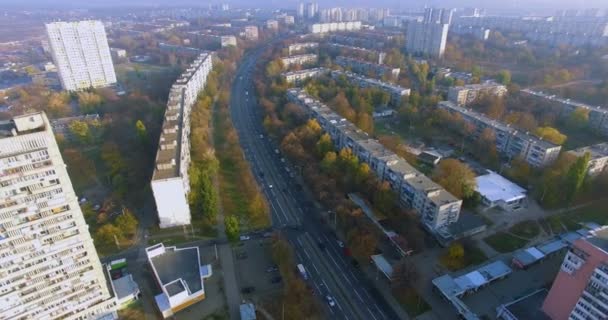 Outono vista aérea para área residencial e avenida em Kharkiv — Vídeo de Stock