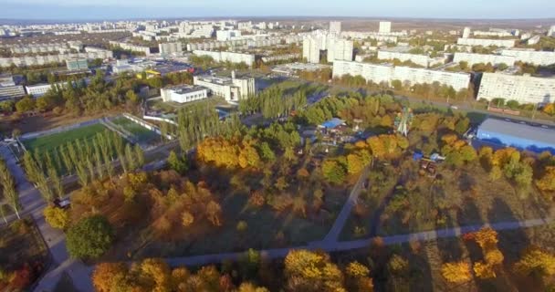 Vista aerea alla zona residenziale e parco a Kharkiv, Ucraina — Video Stock