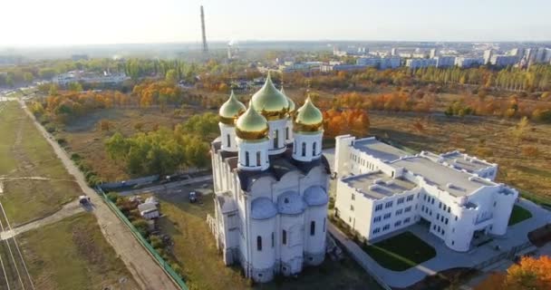 Vista aérea a la iglesia ortodoxa en Kharkiv, Ucrania — Vídeo de stock