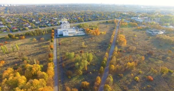 Aerial view to Orthodox church in park in Kharkiv, Ukraine — ストック動画