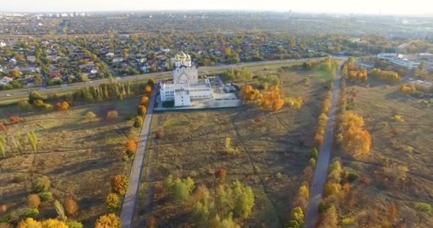 Вид с воздуха на православный храм в парке Харькова, Украина — стоковое видео