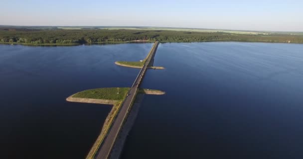 Vista aérea para ponte no rio ao pôr-do-sol, rio Severskiy Donets — Vídeo de Stock