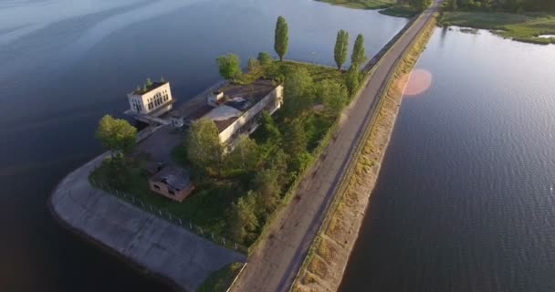 Vista aérea para a antiga estação de bombeamento na barragem — Vídeo de Stock