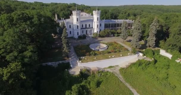 Вид с воздуха на старый заброшенный дворец в Шаровке, Харьковская область — стоковое видео