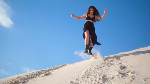 Chica Activa Saltando Desde Colina Arena Con Olas Polvo Cámara — Vídeo de stock