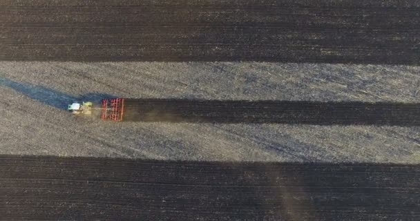 Vista Aerea Sul Campo Con Una Macchina Agricoltura Aratura Polvere — Video Stock