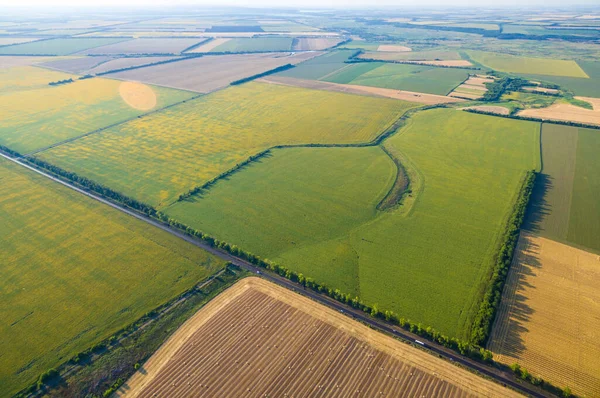 Letecký pohled na zlaté pole s balíky pšeničné slámy a slunečnicového pole — Stock fotografie