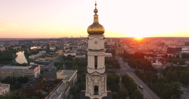 Повітряний вид на храм Святої Дормії в Харкові на заході сонця. — стокове відео