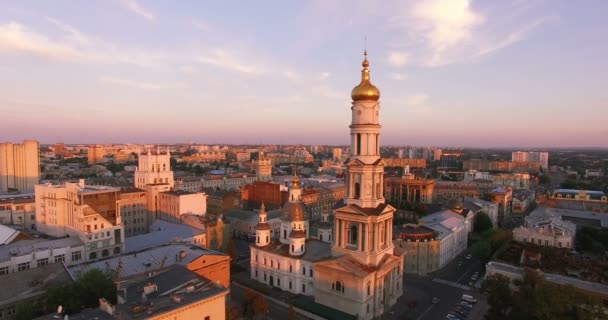 Vanuit de lucht naar de Heilige Dormition kathedraal in Kharkiv bij zonsondergang — Stockvideo