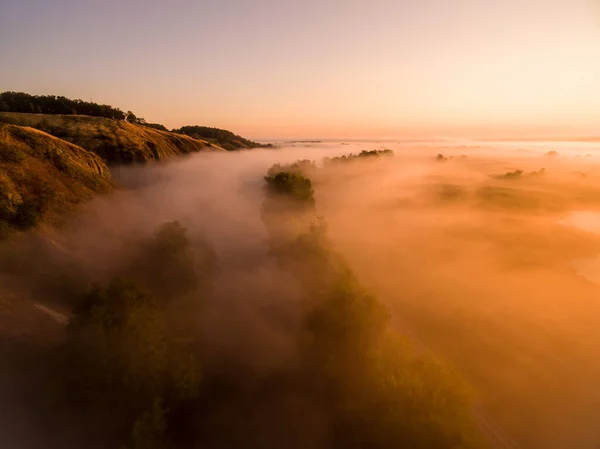 Morgens nebliges Flusstal, Hügel und Bäume im Nebel — Stockfoto