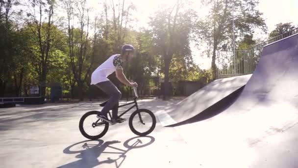 Extreme bmx biker performing a trick on the skatepark — Stock Video