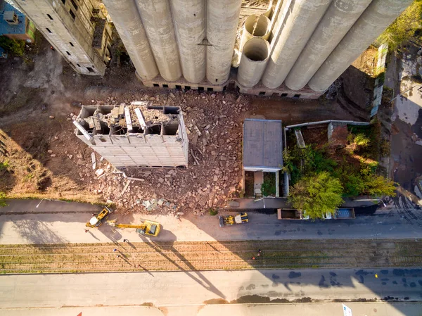 Escavadeira perto de edifício elevador de concreto abandonado em Kharkiv, Ucrânia Imagens De Bancos De Imagens Sem Royalties