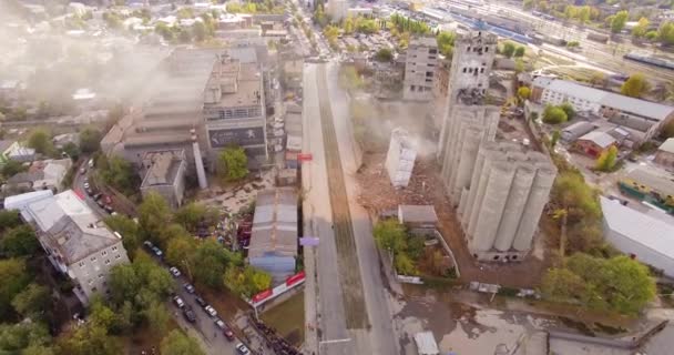 Poeira em torno do edifício do elevador de grãos abandonado após sua demolição — Vídeo de Stock