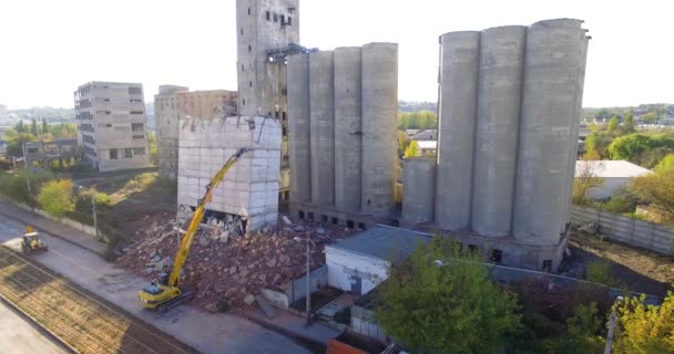 Bagger schiebt Beton-Aufzugsgebäude für Zerstörung — Stockvideo