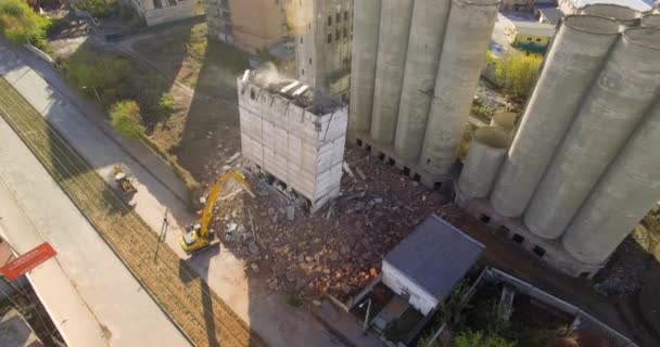Экскаватор разрушает заброшенное здание лифта в Харькове, Украина — стоковое видео