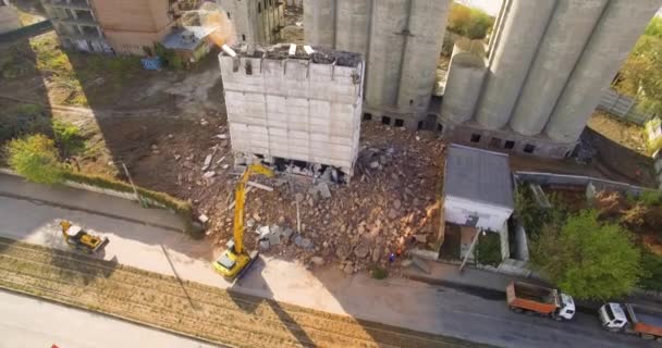 Exkavátor elpusztítja egy elhagyatott beton lift épület Kharkiv, Ukrajna — Stock videók