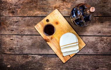 Şarap ve peynir tablo. Üstten görünüm