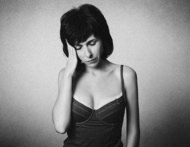 kadın bir baş ağrısı vardır