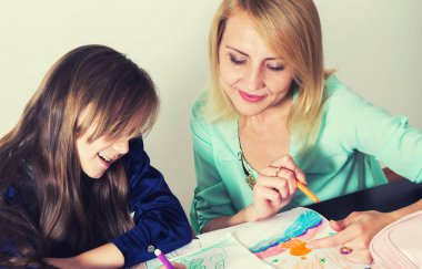 Anne ve kızı birlikte ödev