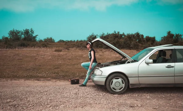 Mode Kvinna Har Problem Med Bilen — Stockfoto