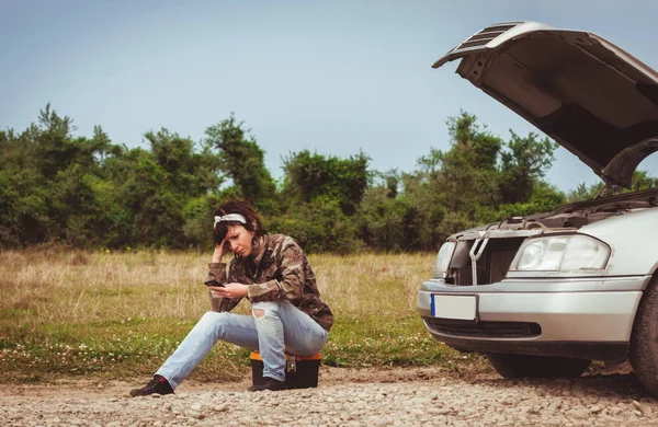 Mode Kvinna Har Problem Med Bilen — Stockfoto