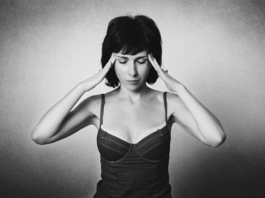 kadın bir baş ağrısı vardır