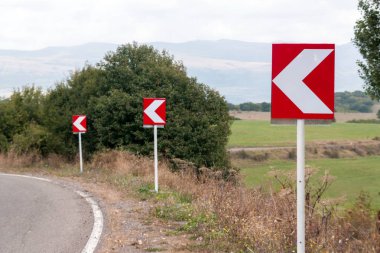 Dağ yolundan dönüş işaretleri