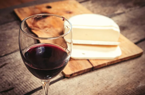 Weinglas Und Käse Auf Dem Tisch — Stockfoto