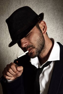 Retro adam şapka ve sigara