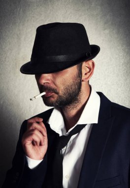 Retro adam şapka ve sigara