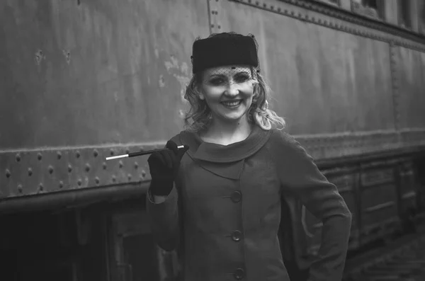 Retro Frau Auf Dem Bahnhof — Stockfoto