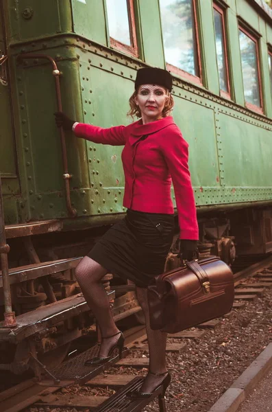 Mujer Retro Estación Tren —  Fotos de Stock