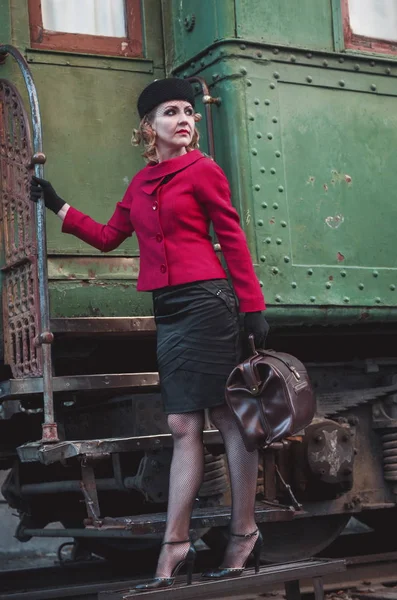 Mujer Retro Estación Tren —  Fotos de Stock