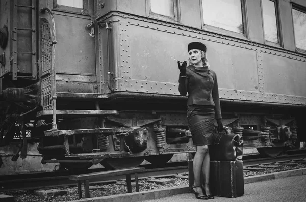 Donna Retrò Sulla Stazione Ferroviaria — Foto Stock