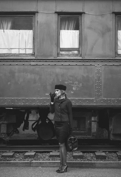 Retro Woman Train Station — Stock Photo, Image