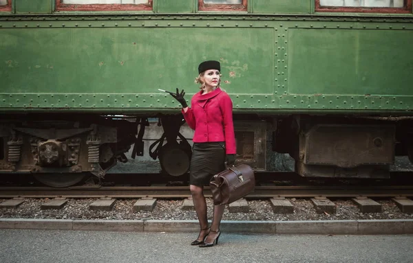 Retro Mulher Estação Trem — Fotografia de Stock