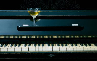 Cam piyanoda alkollü içki