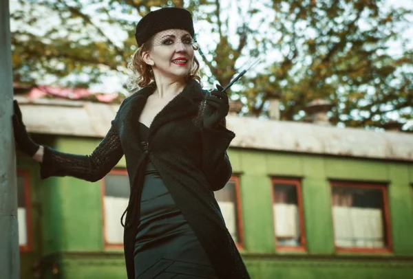 Tren istasyonundaki Retro kadın.