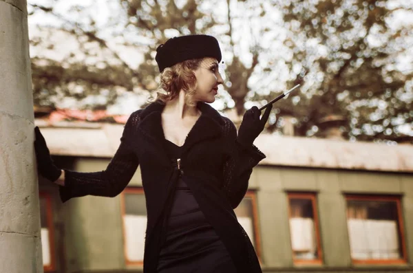 Tren istasyonundaki Retro kadın.