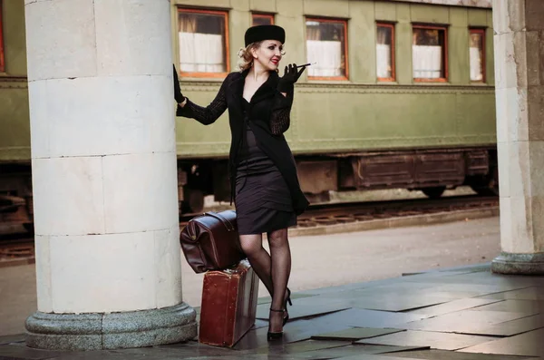 Retro Mulher Estação Trem — Fotografia de Stock