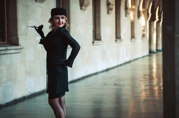 Retro Frau Auf Dem Bahnhof — Stockfoto