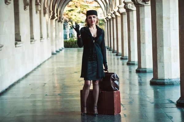 Femme Rétro Sur Gare — Photo