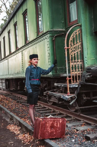 Retro Frau Auf Dem Bahnhof — Stockfoto
