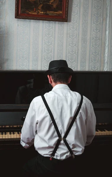 Hombre Retro Tocando Piano — Foto de Stock